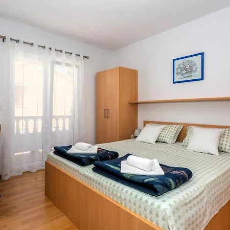Bed & Breakfast Lucija 3*