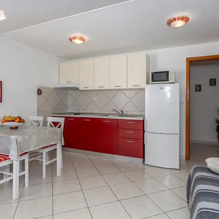 Bed & Breakfast Lucija 3*