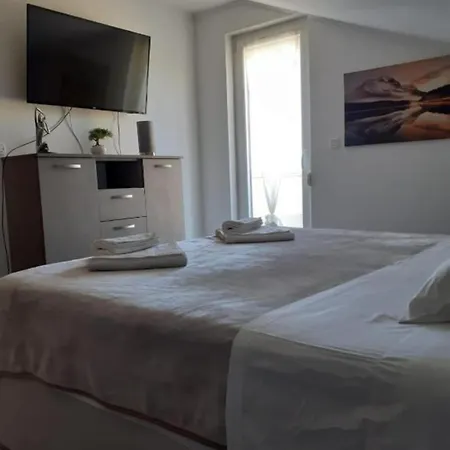 Lucija Bed & Breakfast Banjol