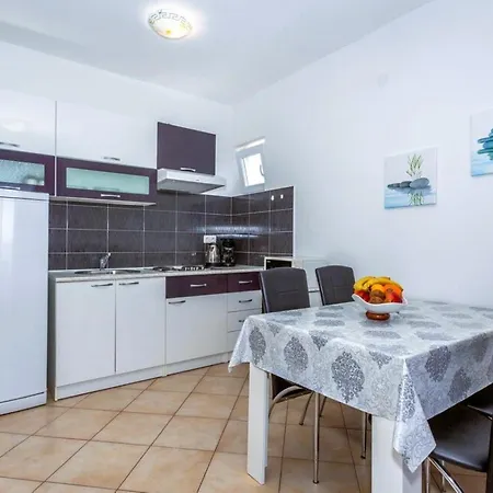 Bed & Breakfast Lucija 4*