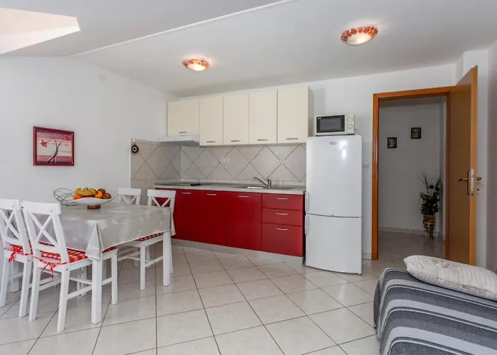 فندق مبيت وإفطار Lucija 4*